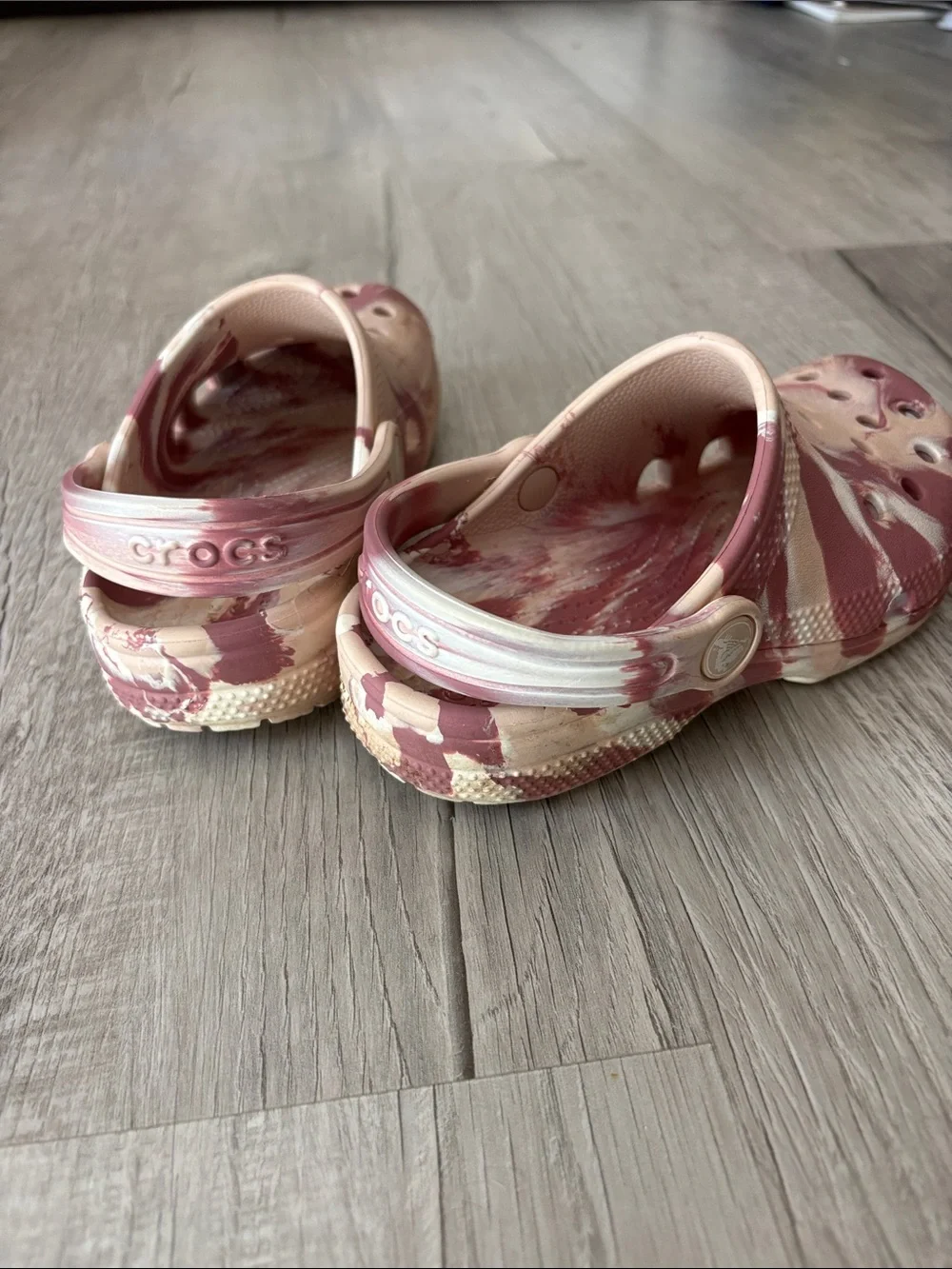 CROCS Kids Marble-Print Clogs in Pink and Cream